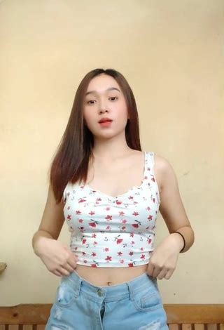 Hannah Dela Vega (@hannibeeee) .